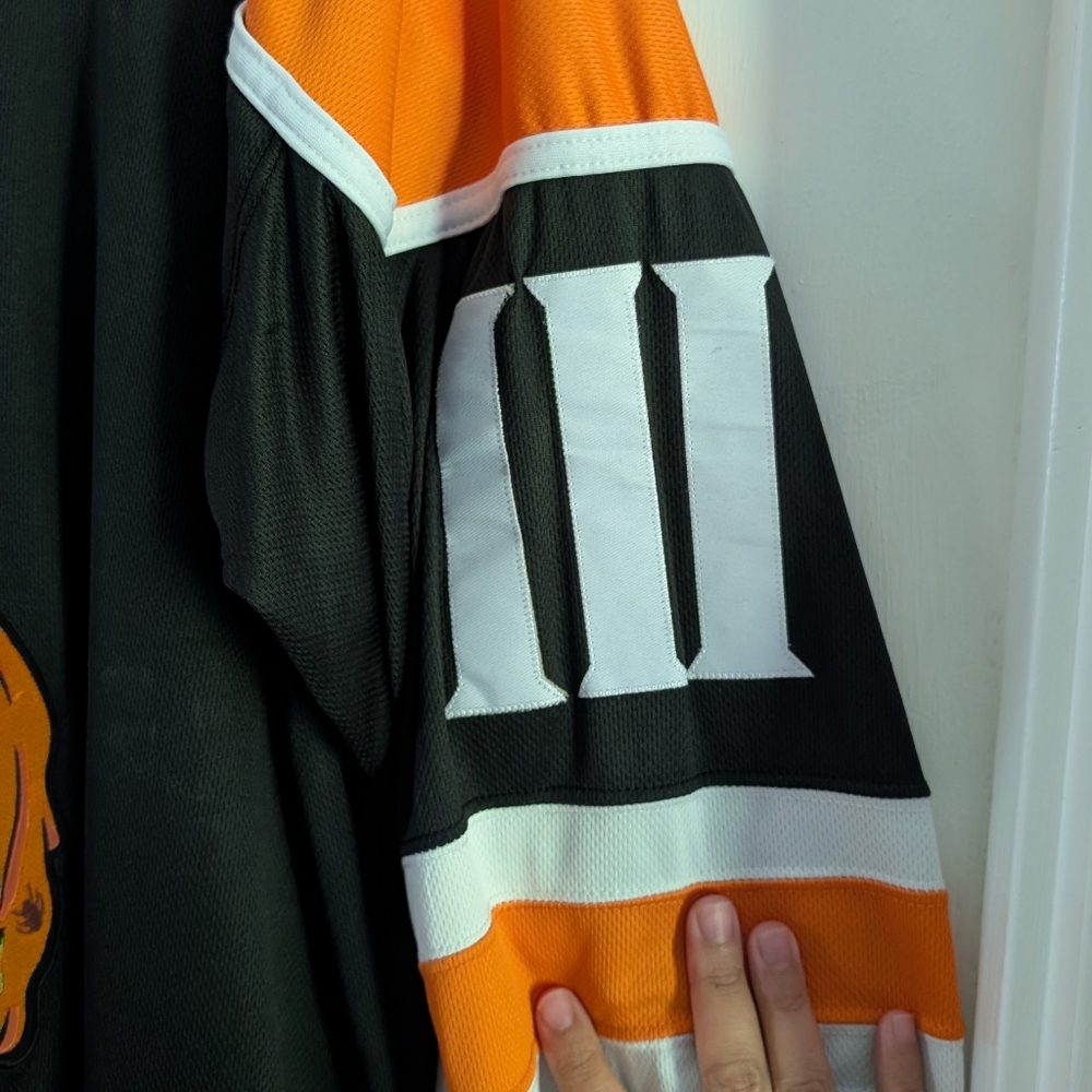 ๐ฌ Tapes From The Crypt Halloween III Silver Shamrock Hockey Jersey - Rare L - Picture 3 of 8